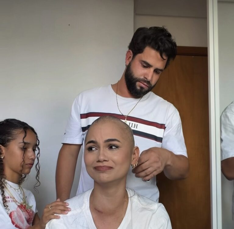 Influenciadora goiana compartilha momento em que raspa o cabelo ao lado do marido e da filha durante tratamento contra o câncer
