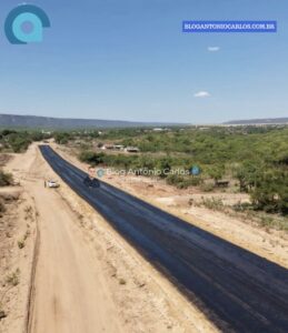 Obras da GO-110 avançam e trecho começa a receber imprimação asfáltica em São Domingos-GO