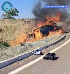 Carro pega fogo após passar direto em trevo na GO-447, próximo ao distrito Prata, em Monte Alegre de Goiás