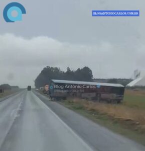 Com chuva, todo cuidado é pouco: carreta sai da pista na BR-020, próximo ao distrito Rosário