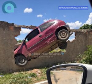 Carro bate em muro e fica preso à estrutura em Posse-GO