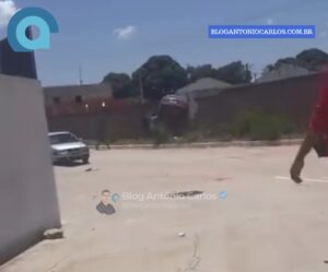 Vídeo mostra pessoas tentando retirar motorista de carro que ficou preso em muro após acidente em Posse-GO