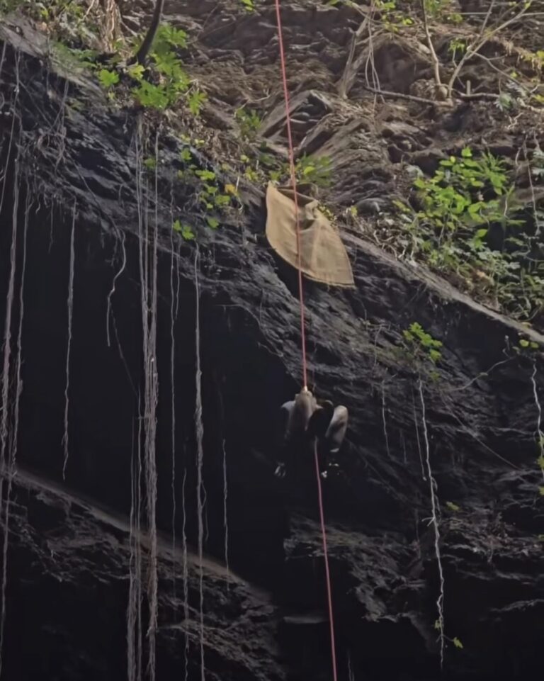Turista recebe auxílio para sair do poço da camisa em Divinópolis de Goiás
